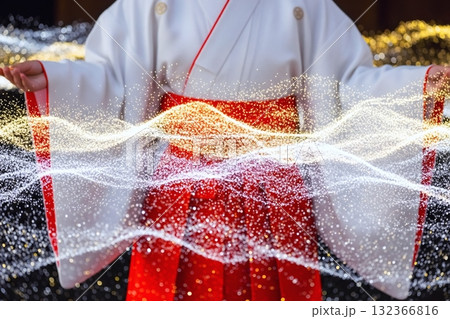 神に祈りを捧げる巫女イメージ 132366816