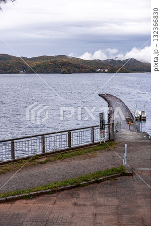 徐々に色づいてきた磐梯山の桧原湖畔の秋の風景 徐々に色づいてきた磐梯山の桧原湖畔の秋の風景 132366830