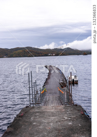 徐々に色づいてきた磐梯山の桧原湖畔の秋の風景 徐々に色づいてきた磐梯山の桧原湖畔の秋の風景 132366833