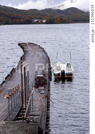 徐々に色づいてきた磐梯山の桧原湖畔の秋の風景 徐々に色づいてきた磐梯山の桧原湖畔の秋の風景 132366834