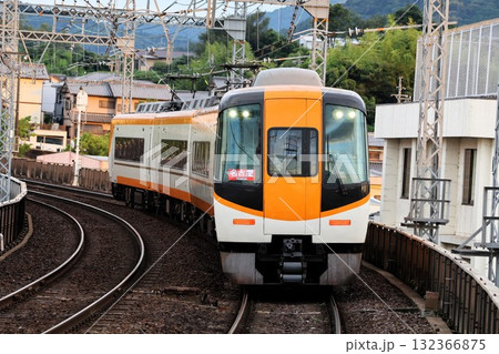 宇治山田駅に入線する近鉄特急 132366875