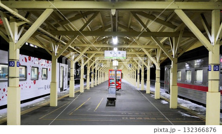 冬の夜の釧路駅 132366876