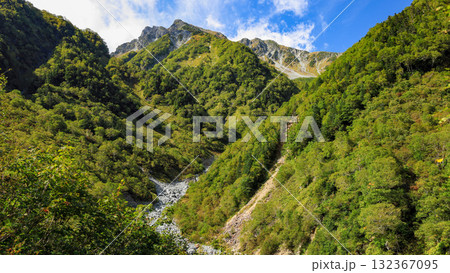 北アルプスの秋 涸沢カールへの道 横尾谷から南岳、大キレットを望む 北アルプスの秋 涸沢カールへの道 横尾谷から南岳、大キレットを望む 132367095