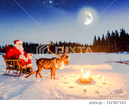 月明かりに照らされるサンタとトナカイ 月明かりに照らされるサンタとトナカイ 132367183