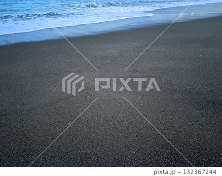 砂浜と波打ち際 132367244