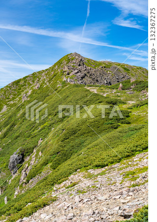 奥聖岳から見る前聖岳の山頂　南アルプス聖岳と兎岳登山 132367275