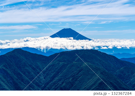 奥聖岳の山頂から見る富士山　南アルプス聖岳と兎岳登山 132367284