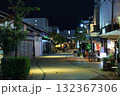 夜の繁華街 132367306