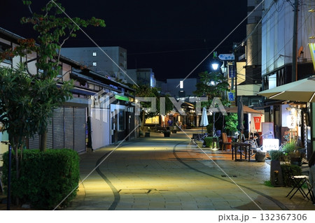 夜の繁華街 132367306