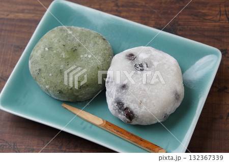 よもぎ大福餅と豆大福餅 よもぎ大福餅と豆大福餅 132367339