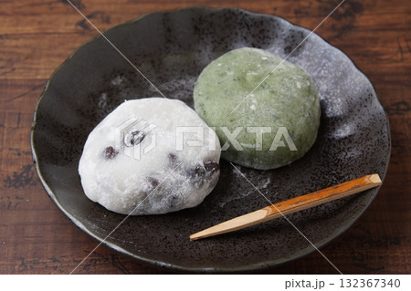 よもぎ大福餅と豆大福餅 よもぎ大福餅と豆大福餅 132367340