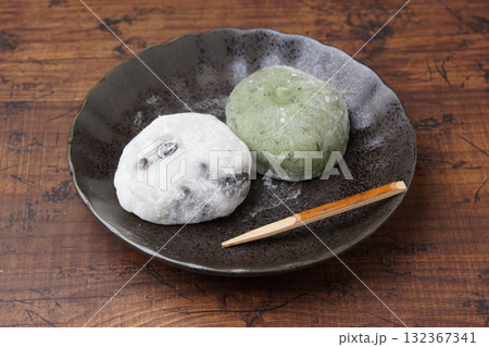 よもぎ大福餅と豆大福餅 よもぎ大福餅と豆大福餅 132367341