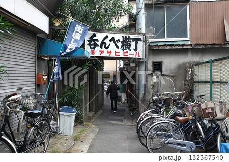 呑んべ横丁のレトロな看板と細い路地 呑んべ横丁のレトロな看板と細い路地 132367540