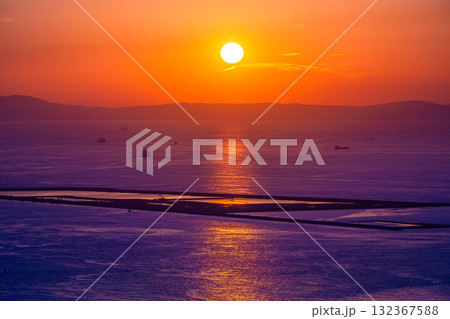 大阪湾の夕日と埋立処分場 132367588