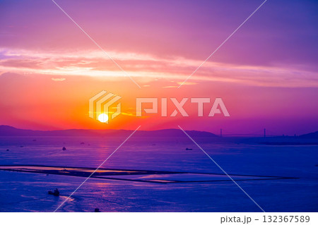 大阪湾の夕日と埋立処分場 大阪湾の夕日と埋立処分場 132367589