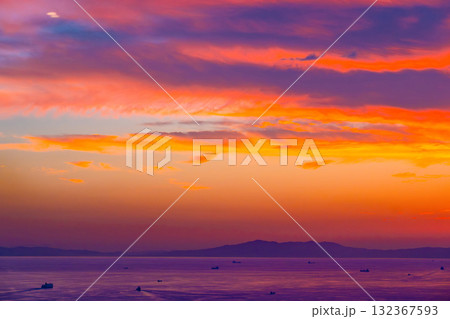 大阪湾の夕焼けと淡路島 大阪湾の夕焼けと淡路島 132367593