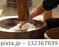 年末の餅つき 132367699