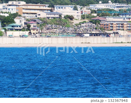 神奈川県 海から見る江ノ電 鎌倉高校前 10月 神奈川県 海から見る江ノ電 鎌倉高校前 10月 132367948