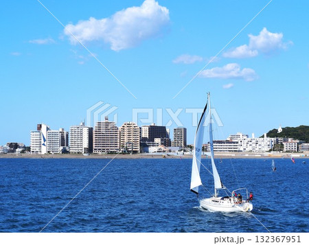 神奈川県 帆走するヨットと片瀬海岸の街並み 10月 神奈川県 帆走するヨットと片瀬海岸の街並み 10月 132367951