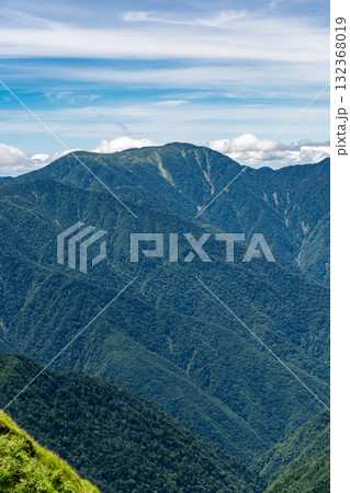 兎岳の登山道から見る光岳とイザルガ岳 南アルプス聖岳と兎岳登山 兎岳の登山道から見る光岳とイザルガ岳 南アルプス聖岳と兎岳登山 132368019