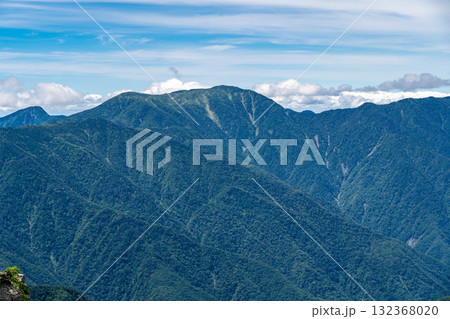 兎岳の登山道から見る光岳とイザルガ岳　南アルプス聖岳と兎岳登山 132368020