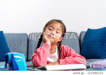小学生　女の子　頬杖 132368152