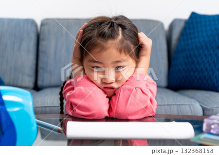 小学生　女の子　頭を抱える 132368158