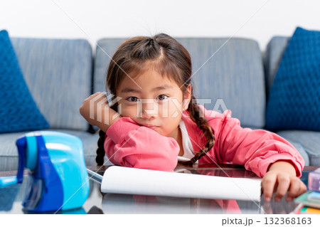 小学生　女の子　退屈 132368163