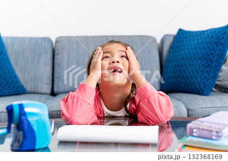 小学生 女の子 嘆く 小学生 女の子 嘆く 132368169