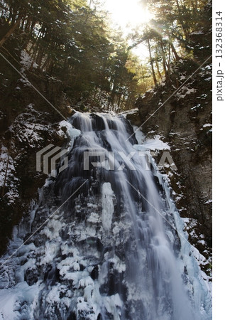 長野県の番所大滝は、厳冬期には氷結し寒々とした広がります。 長野県の番所大滝は、厳冬期には氷結し寒々とした広がります。 132368314