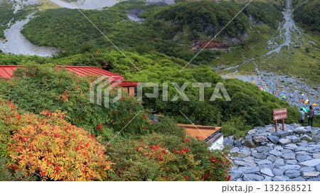 北アルプス　秋の涸沢カール　ナナカマドがある風景 132368521