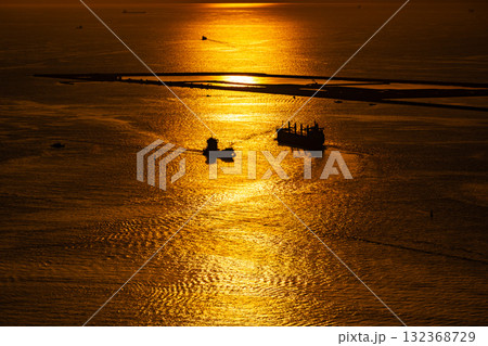 大阪湾の夕日と埋立処分場 132368729