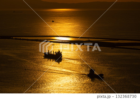 大阪湾の夕日と埋立処分場 132368730