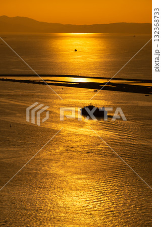大阪湾の夕日と埋立処分場 大阪湾の夕日と埋立処分場 132368733