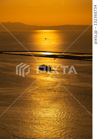 大阪湾の夕日と埋立処分場 大阪湾の夕日と埋立処分場 132368734