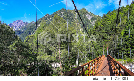 秋の北アルプス 涸沢カールへの道 横尾大橋と前穂高岳のある風景 秋の北アルプス 涸沢カールへの道 横尾大橋と前穂高岳のある風景 132368833