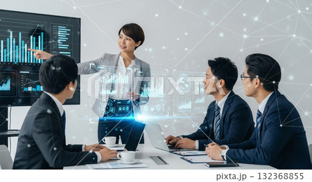 プレゼンをするビジネスパーソン プレゼンをするビジネスパーソン 132368855