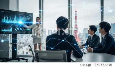 プレゼンをするビジネスパーソン プレゼンをするビジネスパーソン 132368856