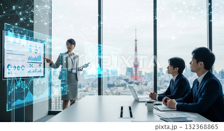 プレゼンをするビジネスパーソン プレゼンをするビジネスパーソン 132368865