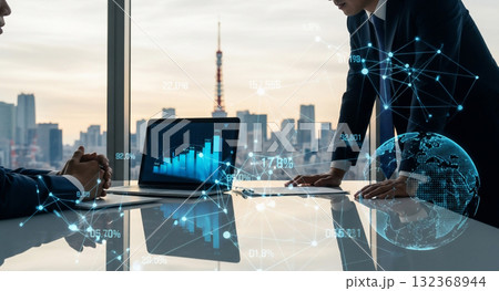 ミーティングするビジネスパーソン・デジタルオーバーレイ ミーティングするビジネスパーソン・デジタルオーバーレイ 132368944