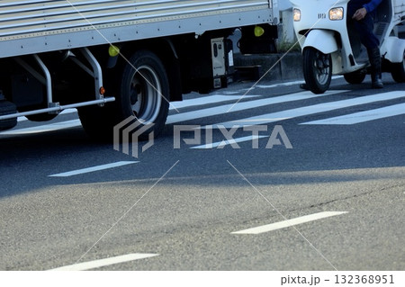 駆け抜けるトラックと横断歩道 132368951