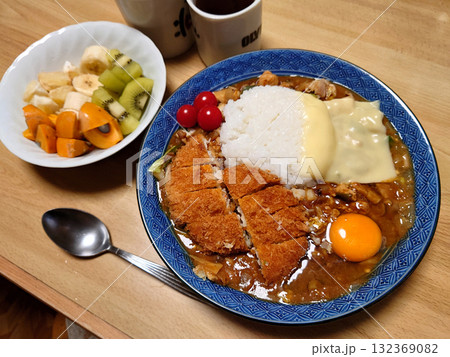 洋食屋さんで食べる手作りカレー(メンチカツ，生卵，チーズのトッピング)，デザートボウル付き 132369082