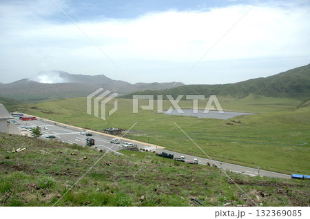 噴煙を上げる阿蘇山 中岳と草千里ヶ浜 132369085