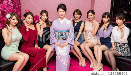 銀座クラブのママとホステス 銀座クラブのママとホステス 132369141