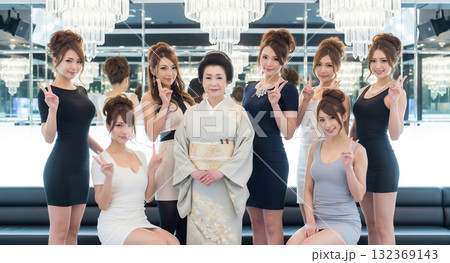 銀座クラブのママとホステス 銀座クラブのママとホステス 132369143