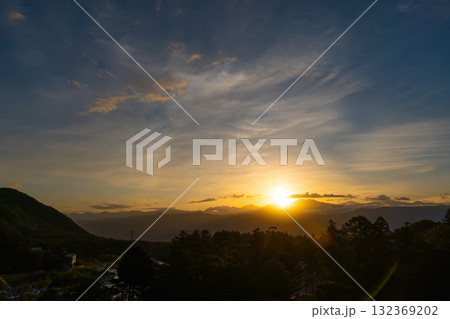 中央アルプス側から見た日の出 | 長野県駒ヶ根市【9月】 132369202