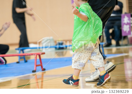 【保育園の運動会 平均台の障害物競走】 【保育園の運動会 平均台の障害物競走】 132369229