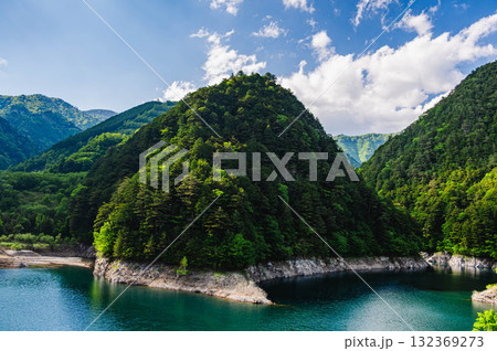 新緑の奥木曽湖 132369273