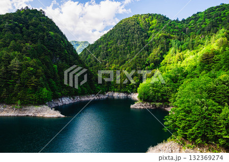 新緑の奥木曽湖 132369274