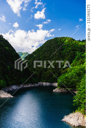 新緑の奥木曽湖 132369275